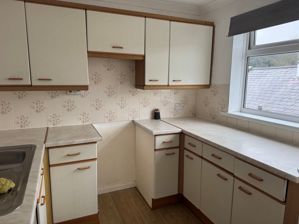 Lot: 139 - PURPOSE-BUILT TOWN CENTRE FLAT WITH PARKING - Kitchen